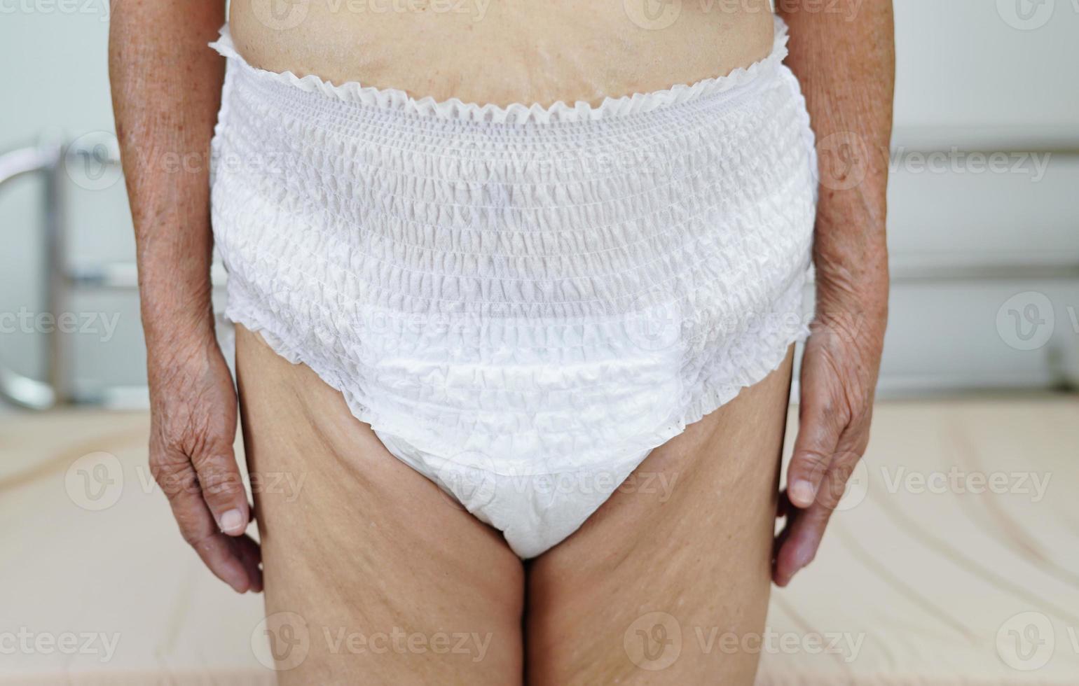aînée asiatique femme âgée patiente portant un coussin de couche pour incontinence adulte à l'hôpital. photo