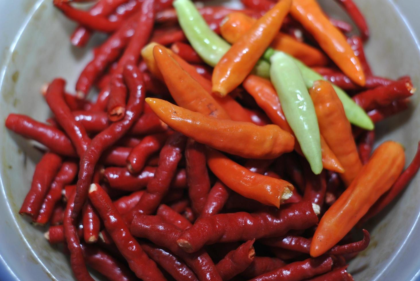 piments verts épicés et piments rouges épicés avec fond de bols photo