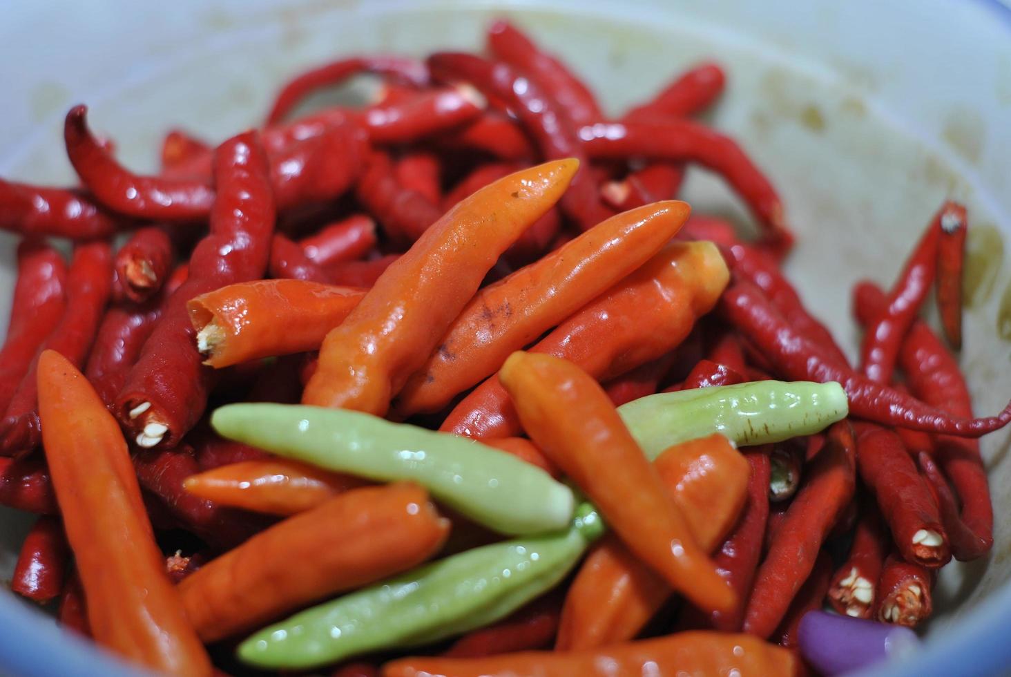 piments verts épicés et piments rouges épicés avec fond de bols photo