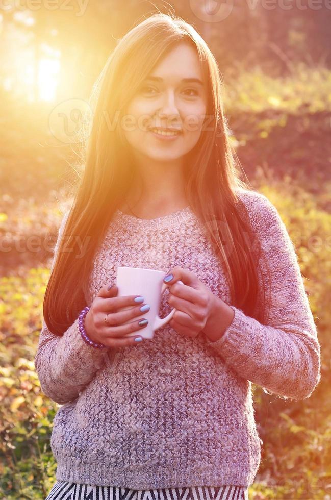 fille tenant une tasse de café photo