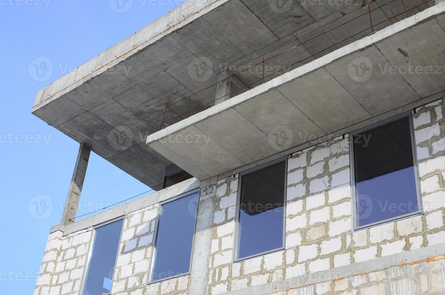 fragment d'une structure inachevée d'un bâtiment à plusieurs étages fait de grandes briques de béton photo