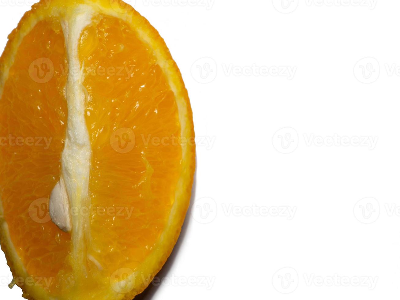 tranche d'orange sur fond blanc. orange juteuse sur la table. . photo