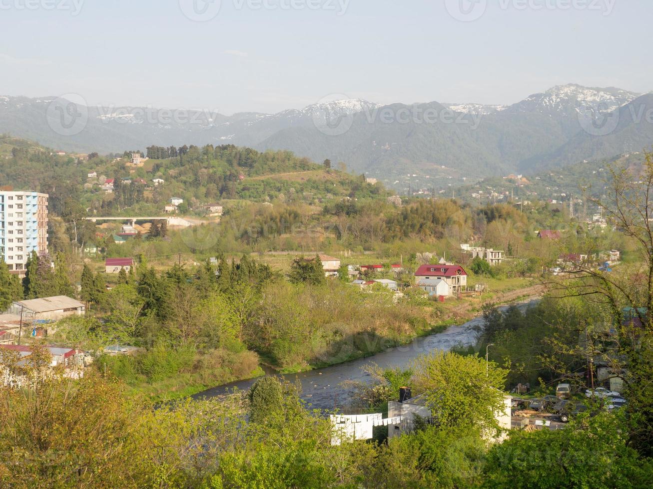 vue d'une hauteur de la ville et des montagnes. banlieue d'une ville du sud et montagnes photo