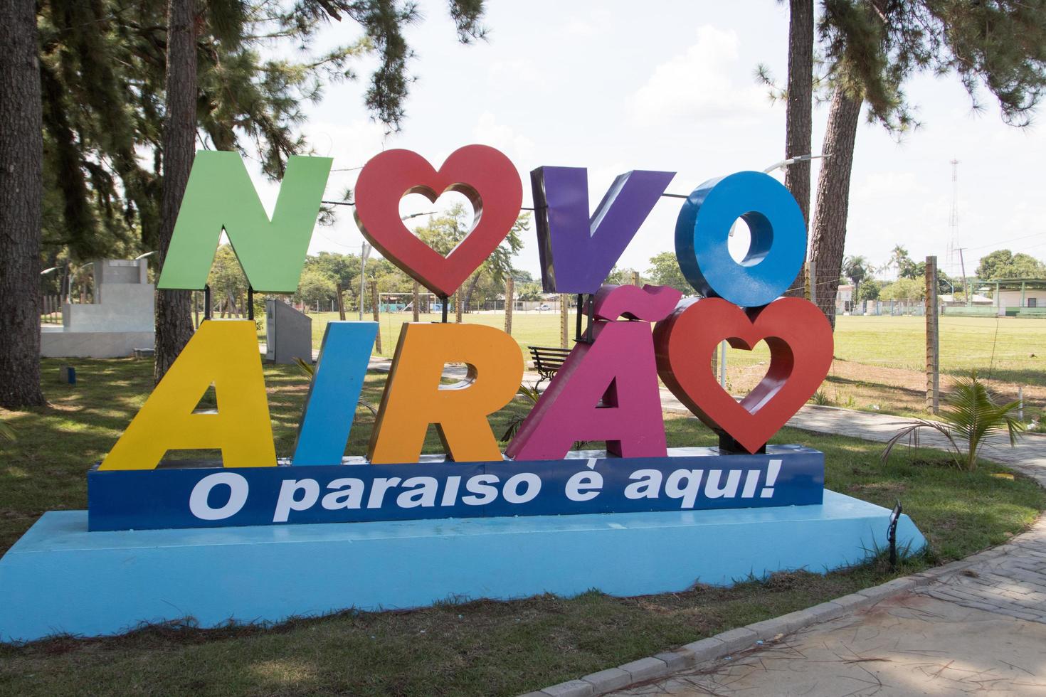 novo airao, amazonas, brésil le 19 novembre 2022 un panneau coloré accueille les visiteurs dans le parc local de la ville photo