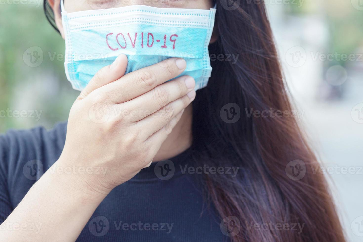 les femmes se protègent en portant un masque pour prévenir le virus. covid 19 photo