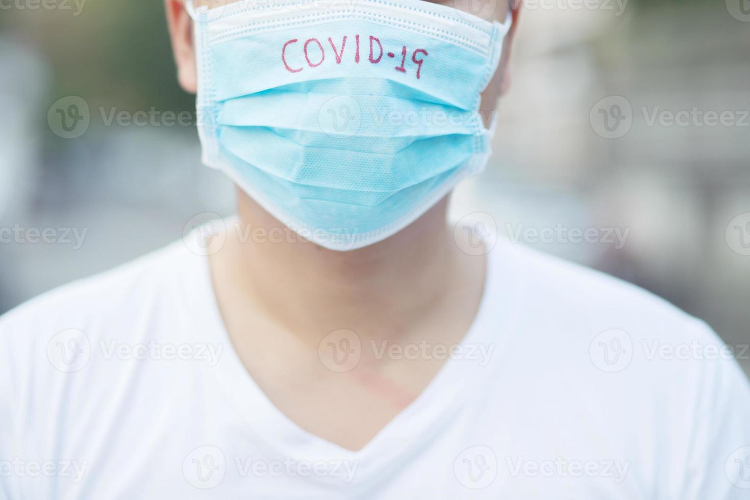 cet homme a toussé jusqu'à avoir mal à la poitrine photo