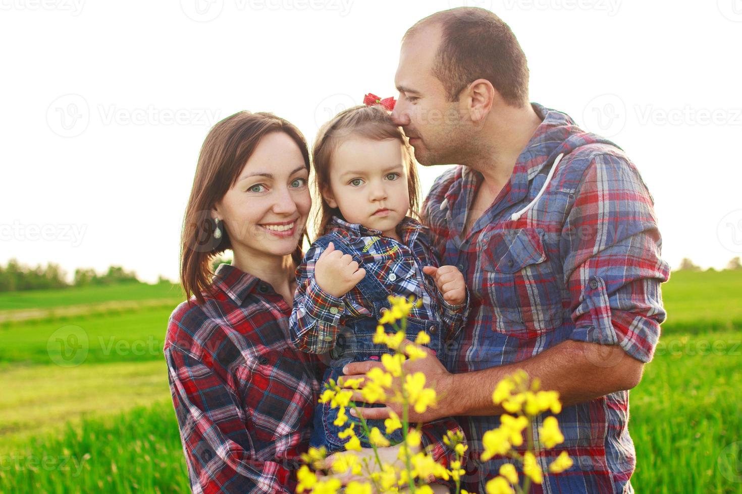 famille heureuse tous ensemble sur la nature photo