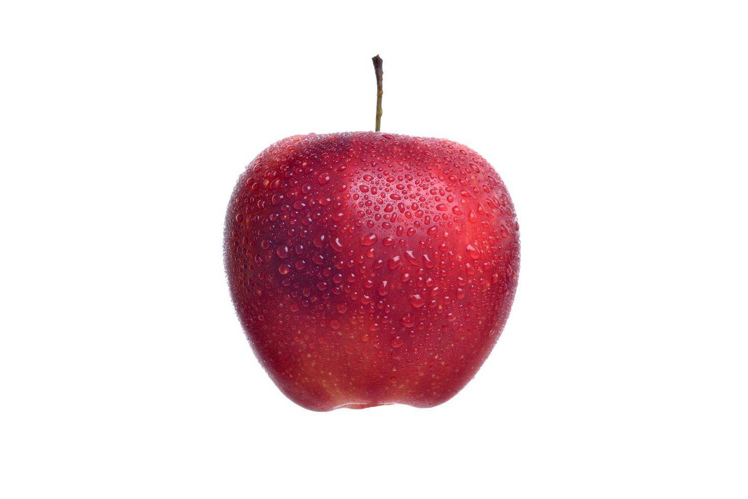 pomme rouge avec des gouttes d'eau isolées sur fond blanc photo