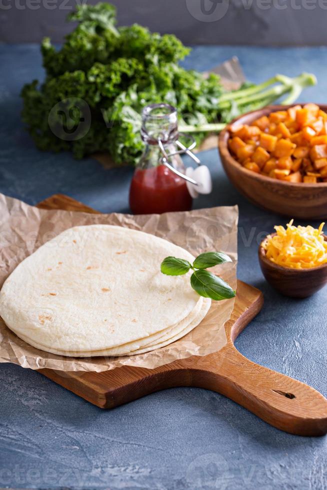 faire des quesadillas avec du chou frisé et de la patate douce photo