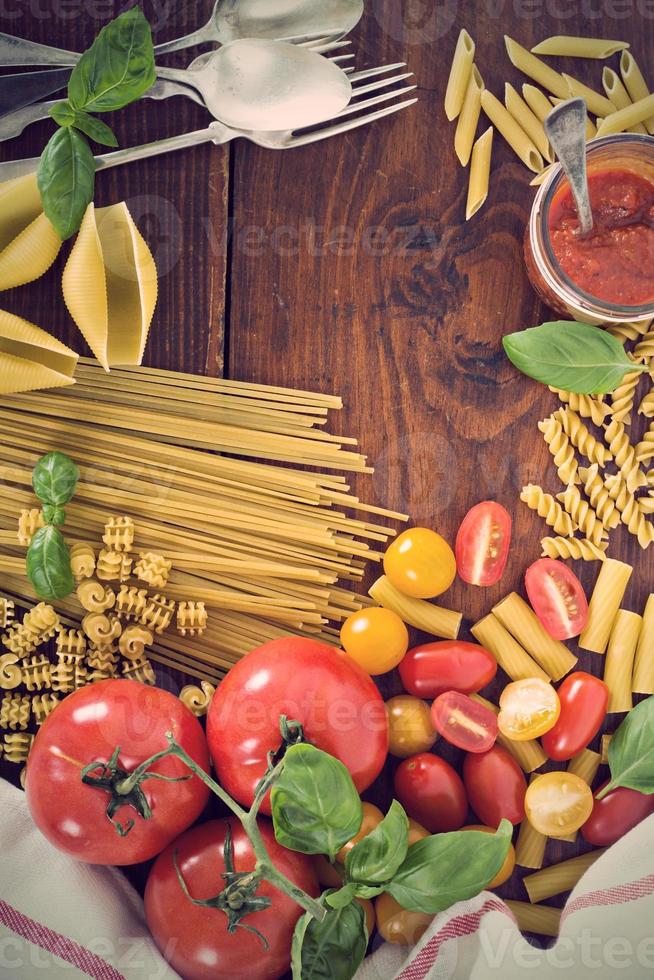 variété de pâtes et tomates photo