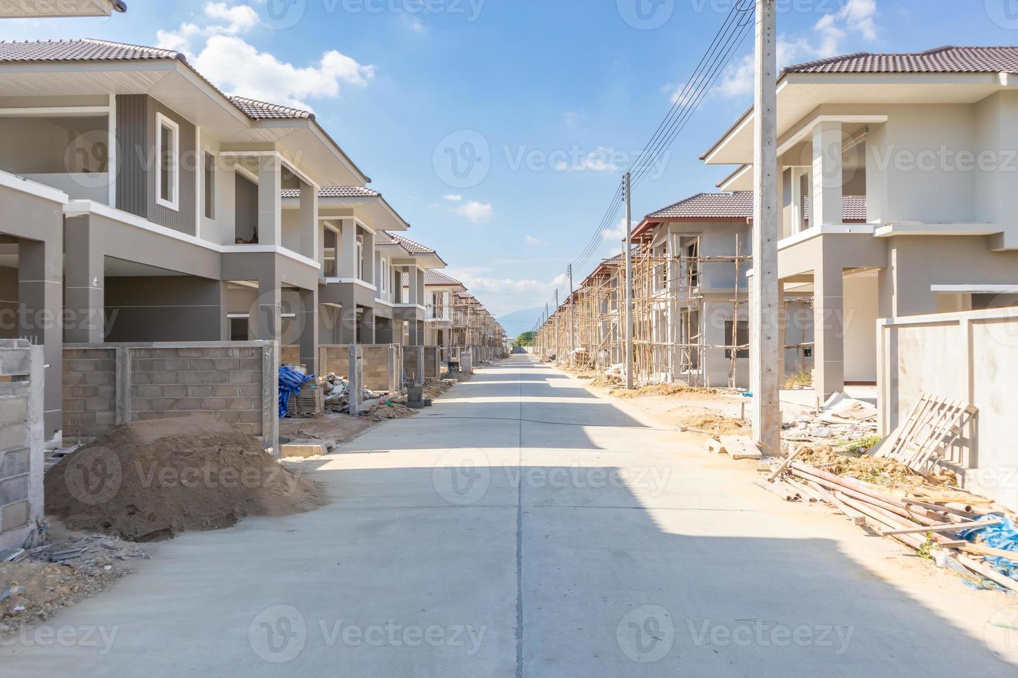 Construction d'une nouvelle maison résidentielle en cours sur le site de construction d'un lotissement photo