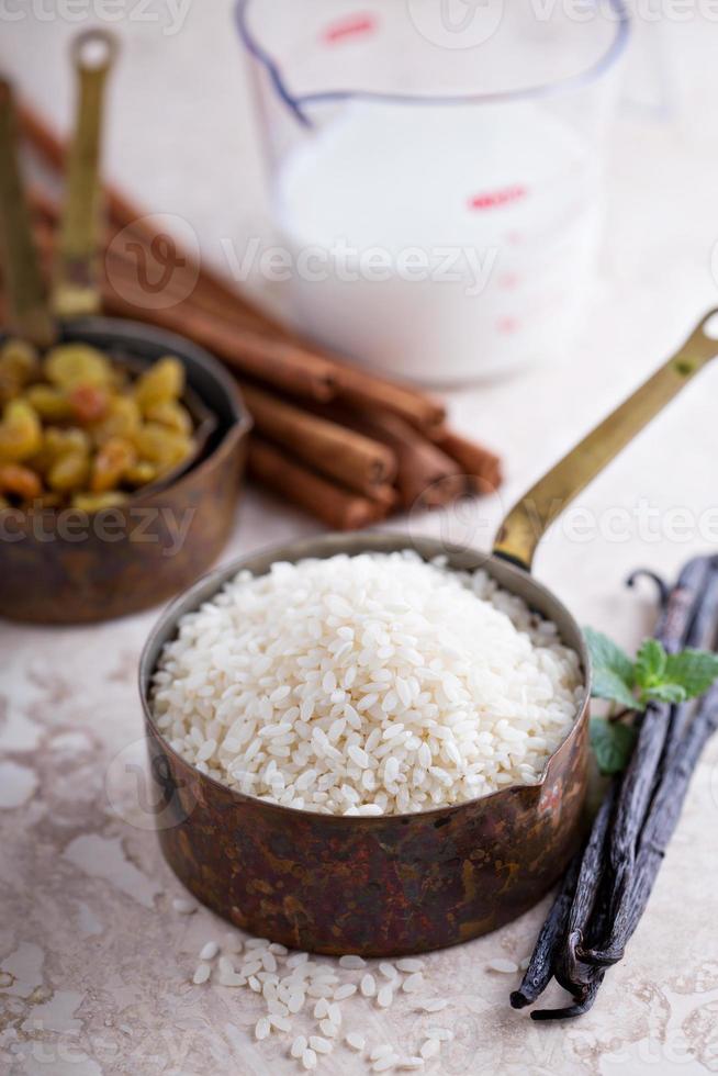riz cru dans une tasse à mesurer prêt à être cuit photo