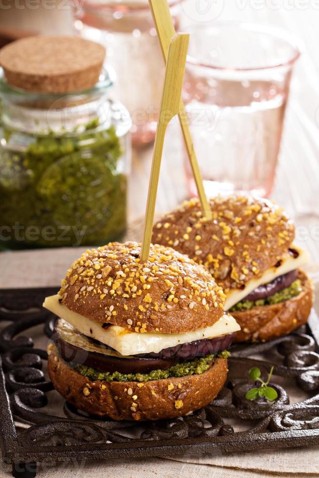 burger végétarien au fromage, aubergine et pesto photo