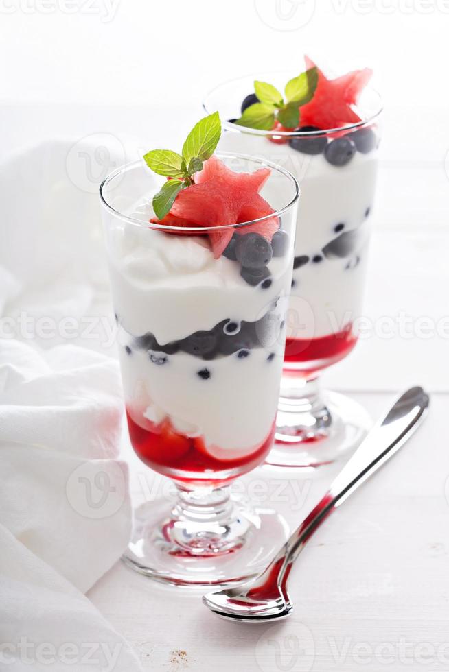 parfait au yaourt avec myrtilles et fraises photo