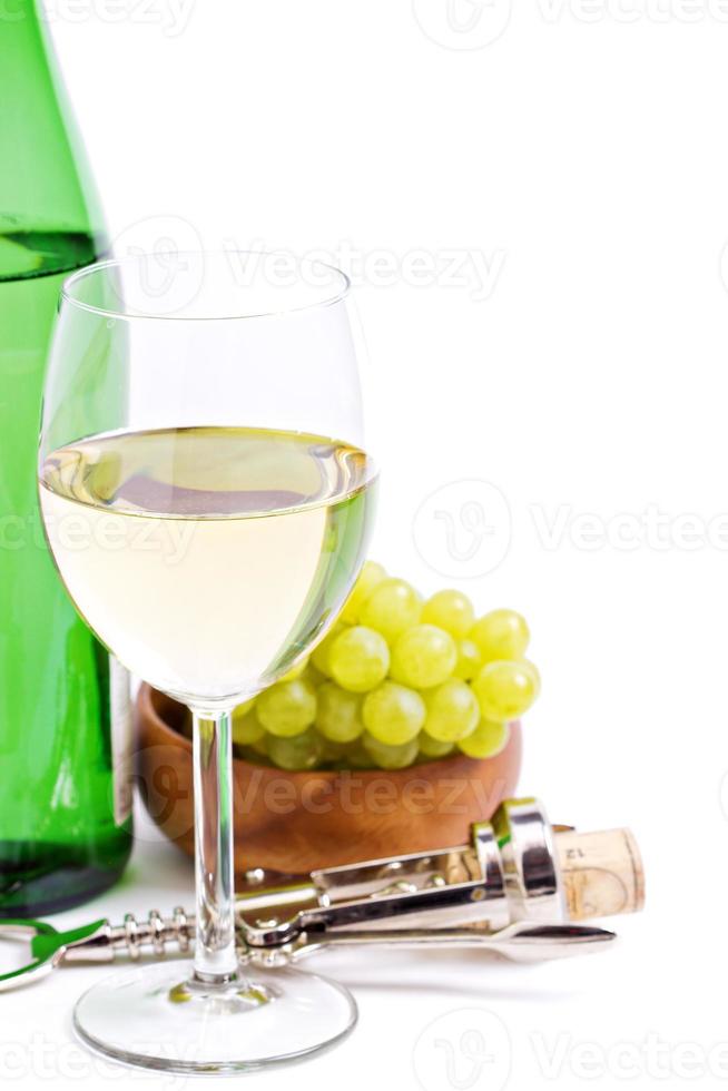 un verre de vin blanc avec un tire-bouchon photo