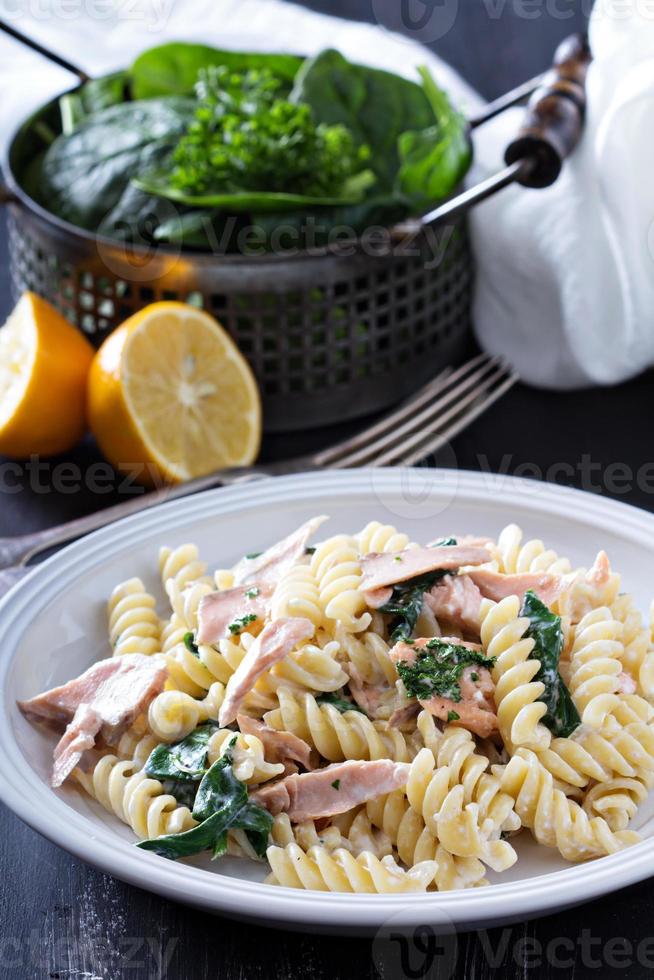 pâtes fusilli au saumon au four et épinards photo