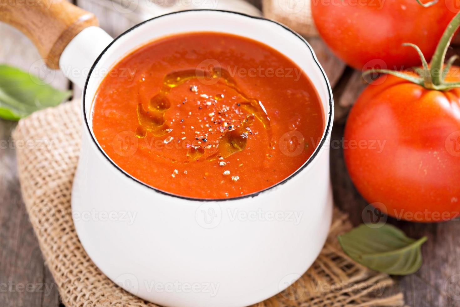 soupe de tomates fraîchement préparée dans une casserole photo