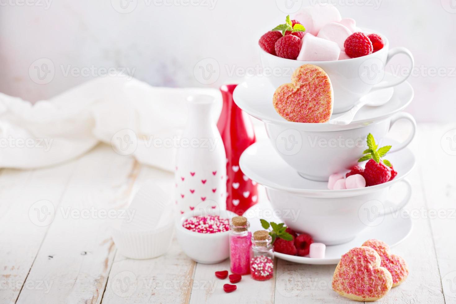 biscuits au sucre de la saint valentin dans des tasses empilées photo