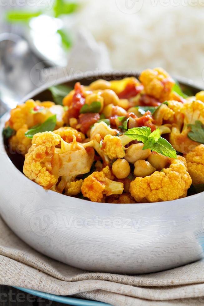 curry végétalien aux pois chiches et légumes photo