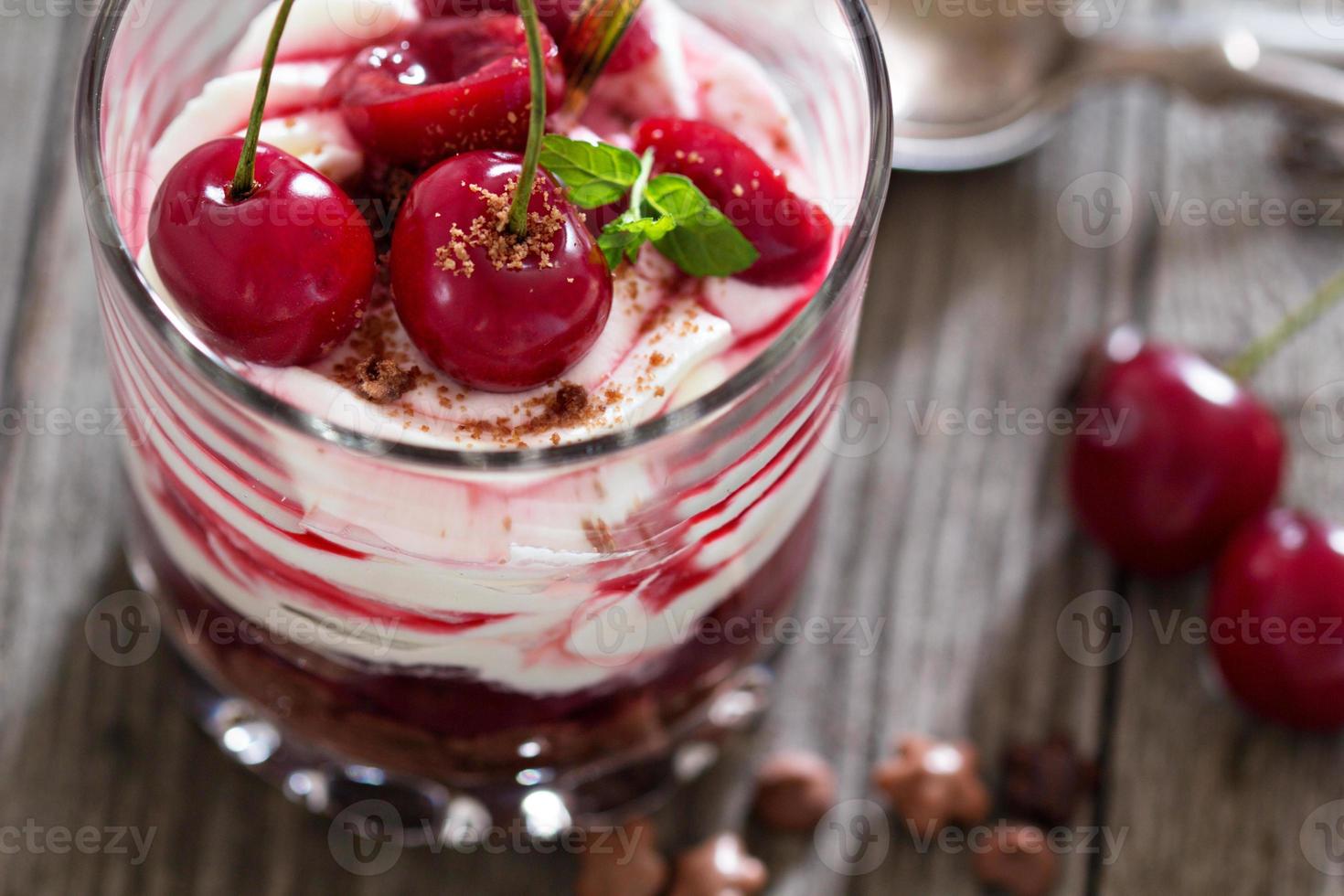 cheesecake aux cerises douces dans un verre photo