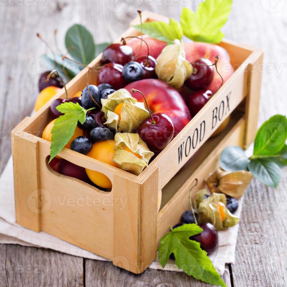 fruits frais dans une caisse en bois photo