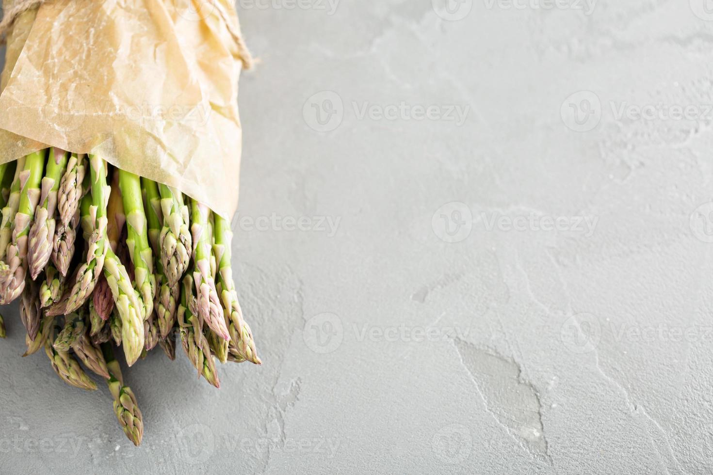 asperges vertes fraîches sur la table photo