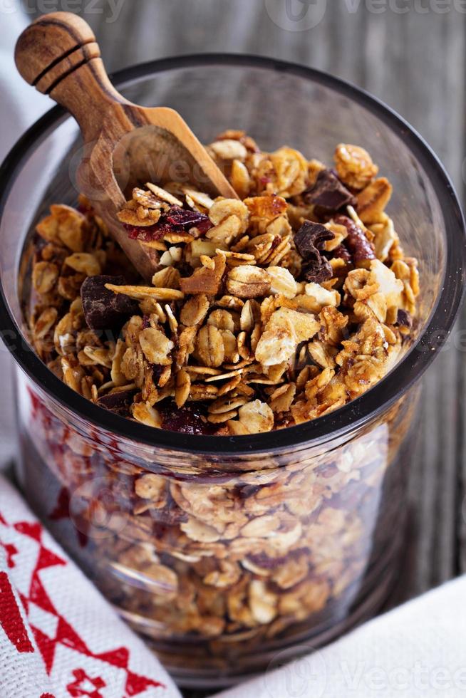 granola petit-déjeuner au chocolat dans un bocal photo