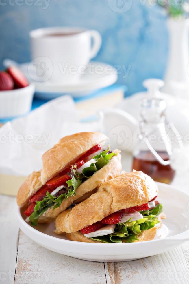 sandwich au croissant avec brie, salade et fraise photo