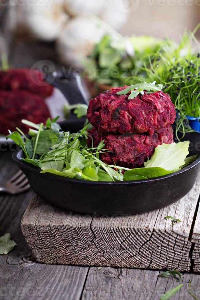 burgers végétaliens à la betterave et aux haricots rouges photo