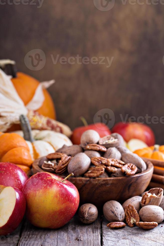 citrouilles, noix, maïs indien et pommes photo