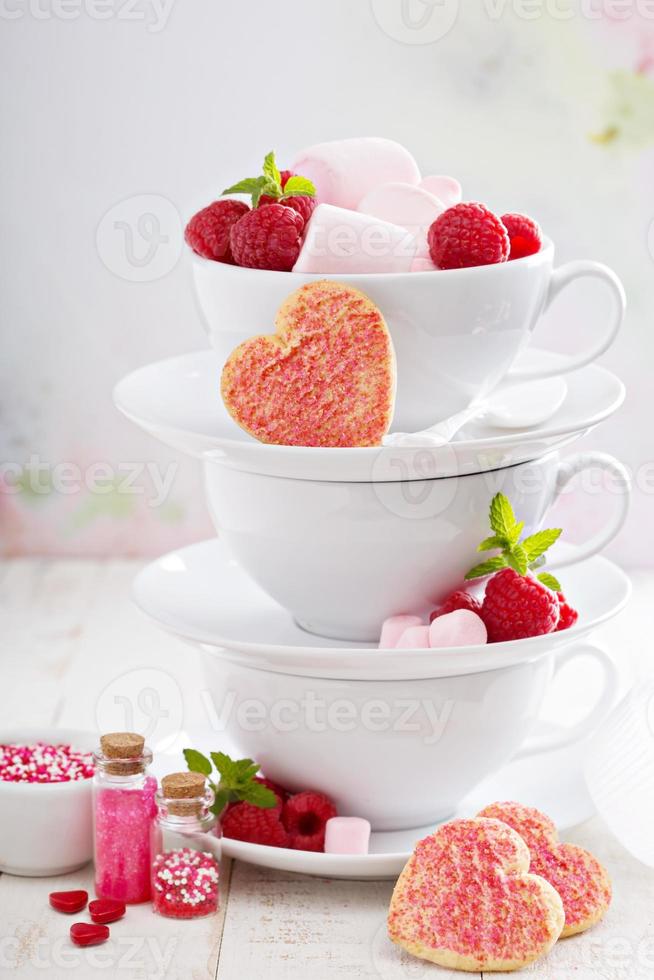 biscuits au sucre de la saint valentin dans des tasses empilées photo