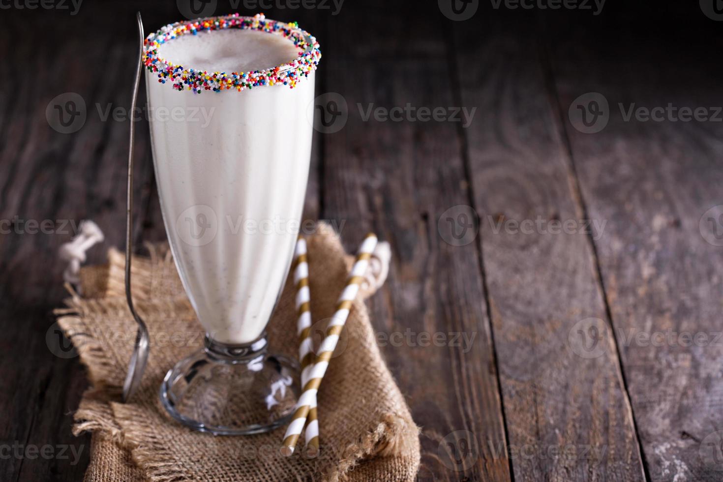 Milk-shake au chocolat blanc dans un grand verre photo