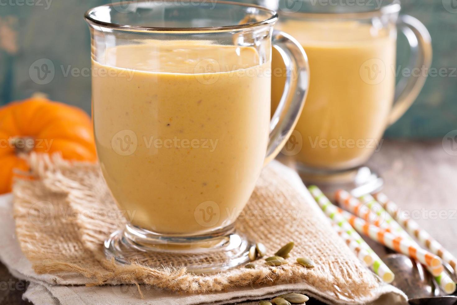 smoothie sain à la citrouille dans de grandes tasses photo