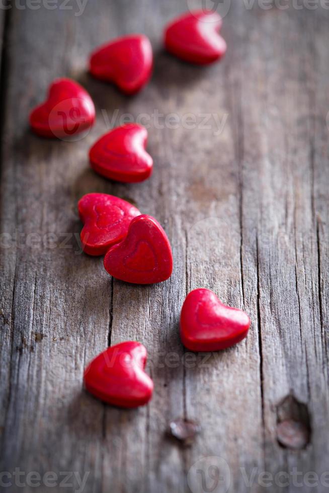 Bonbons en forme de coeur sur une surface en bois photo