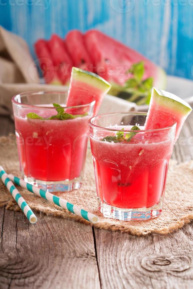 boisson pastèque dans des verres photo