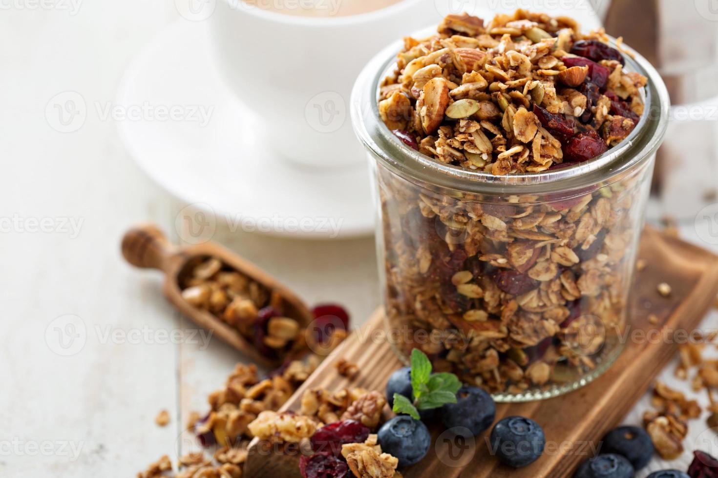 granola maison dans un bocal en verre photo