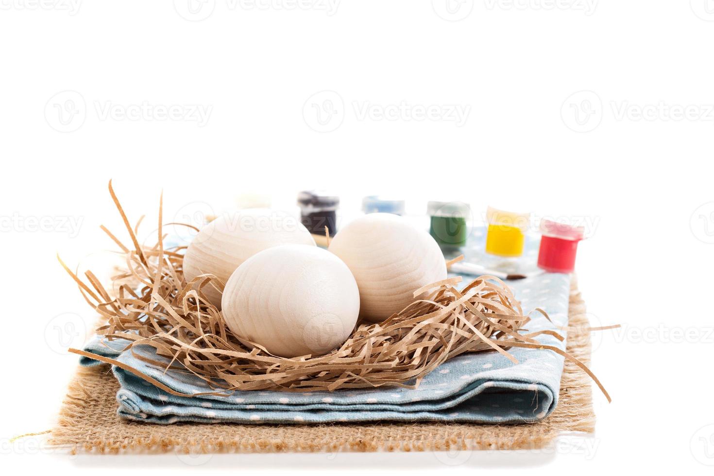 Oeufs en bois prêts à être peints isolés sur blanc photo