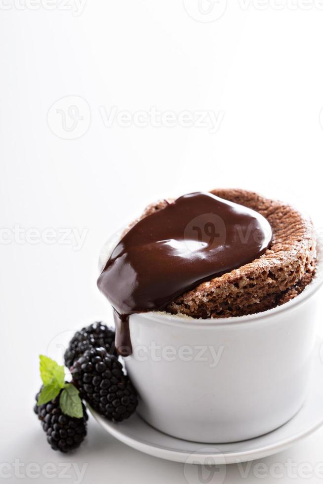 soufflé au chocolat avec glaçage épais photo