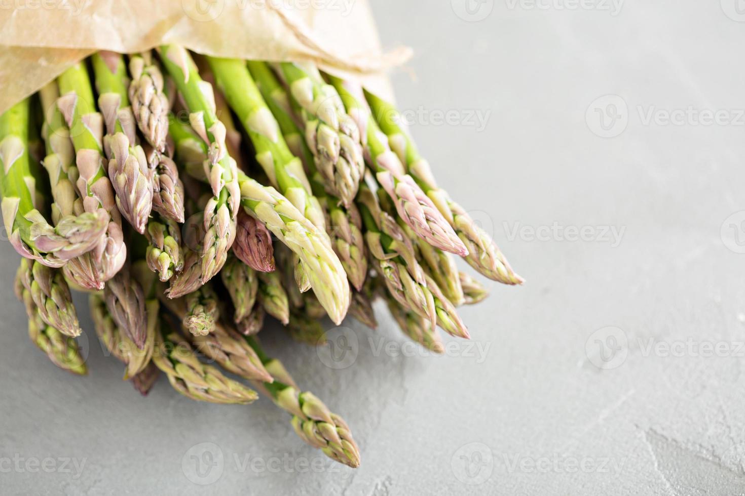 asperges vertes fraîches sur la table photo