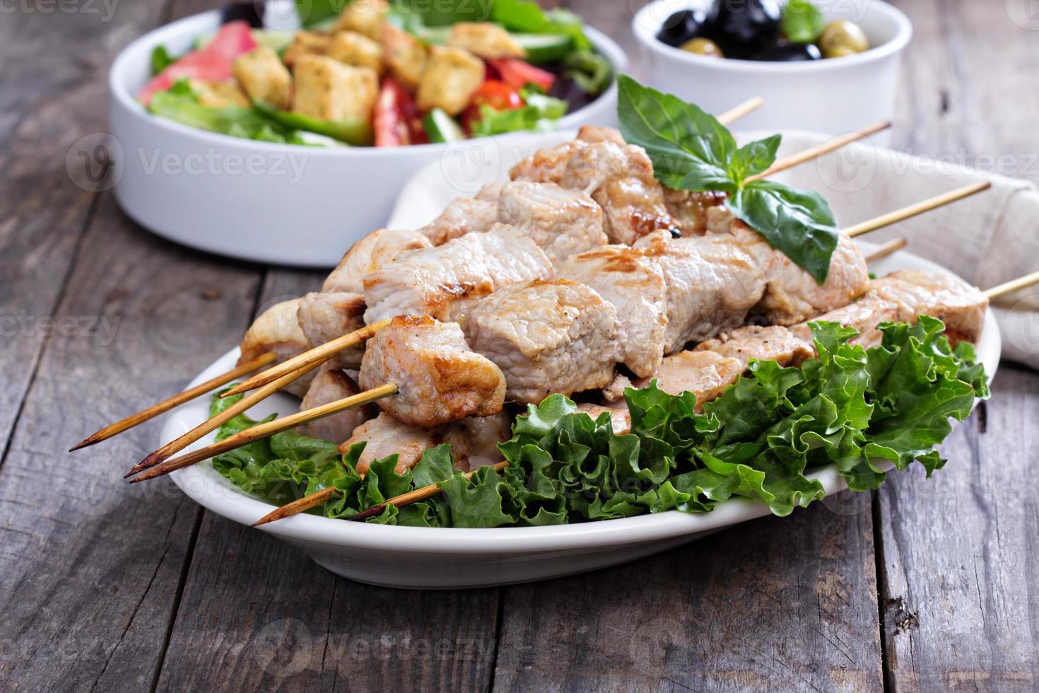 Brochettes de porc aux feuilles de salade fraîche photo