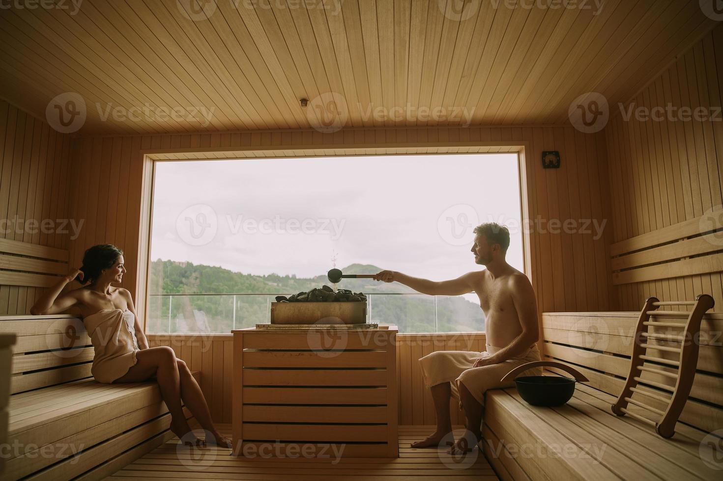 jeune couple se détendre dans le sauna photo