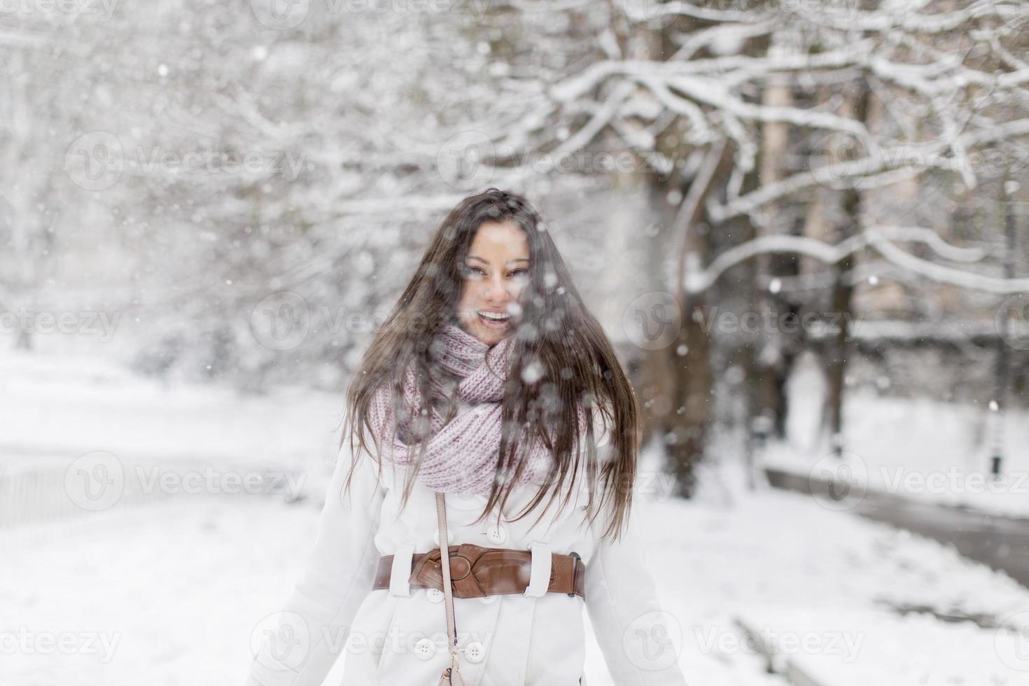 jeune femme en hiver photo