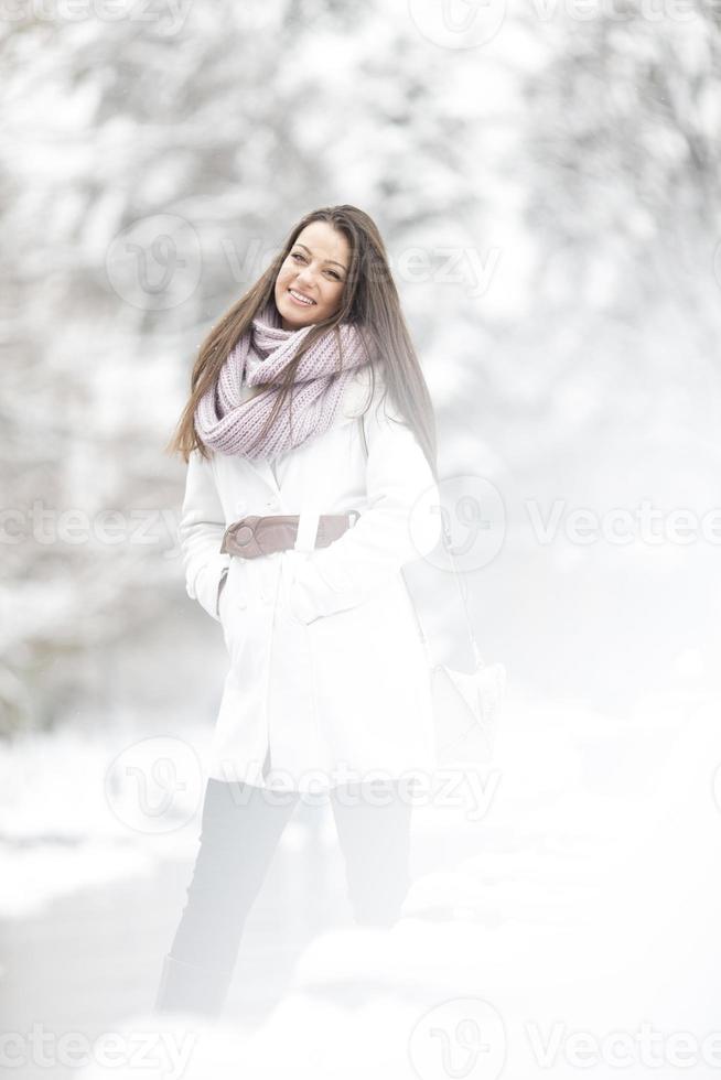 jeune femme en hiver photo