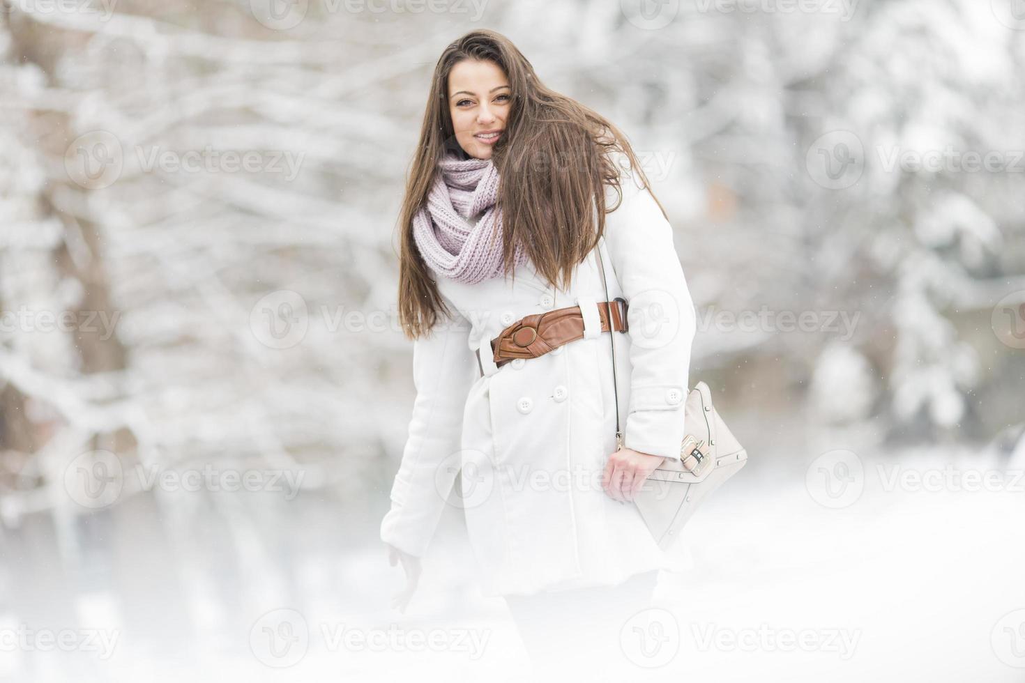 jeune femme en hiver photo