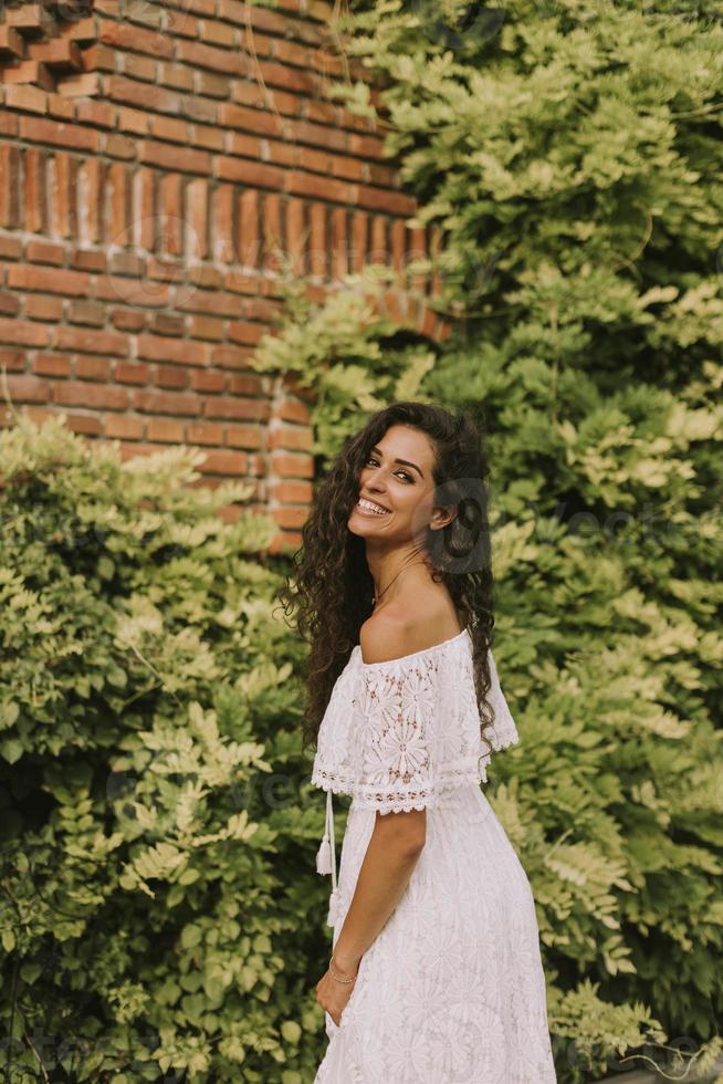 jolie jeune femme aux cheveux bouclés dans le parc photo