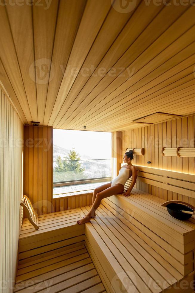 jeune femme relaxante dans le sauna photo