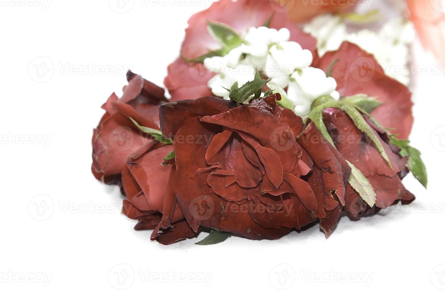 guirlandes de fleurs fraîches à base de rose rouge et de fleurs de jasmin à utiliser lors de cérémonies en thaïlande telles que des rituels bouddhistes et des événements propices. photo