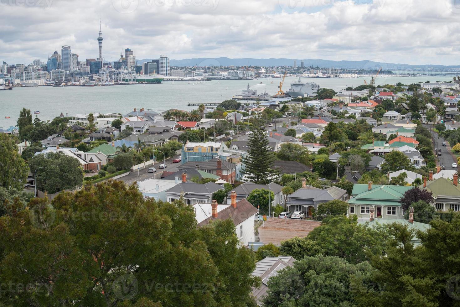 vue sur le paysage urbain d'auckland depuis le sommet du volcan du mont victoria à devonport, île du nord, nouvelle-zélande. photo