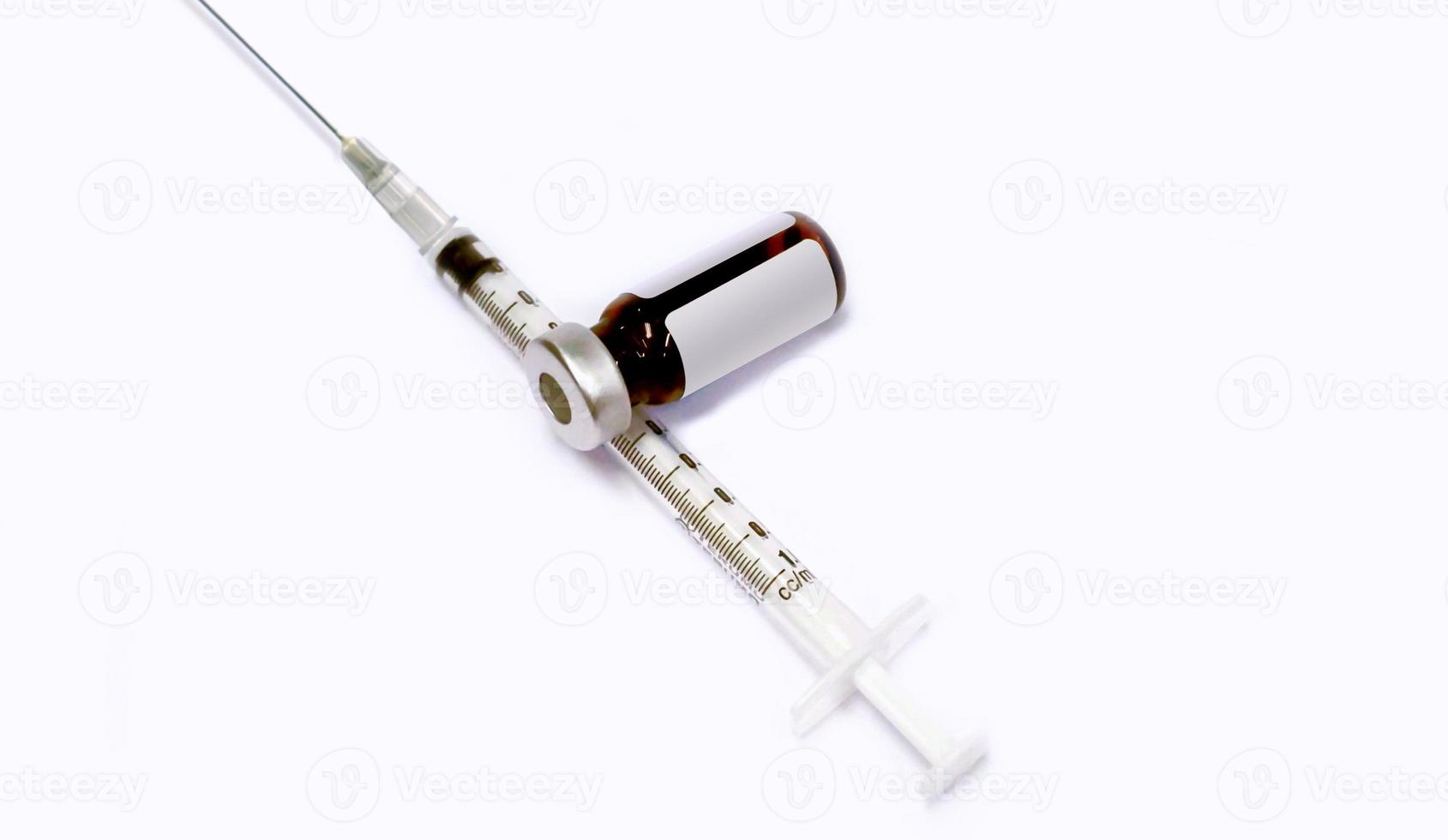 3 ml. ampoule de médicament et seringue en plastique avec aiguille médicale sur fond blanc. photo