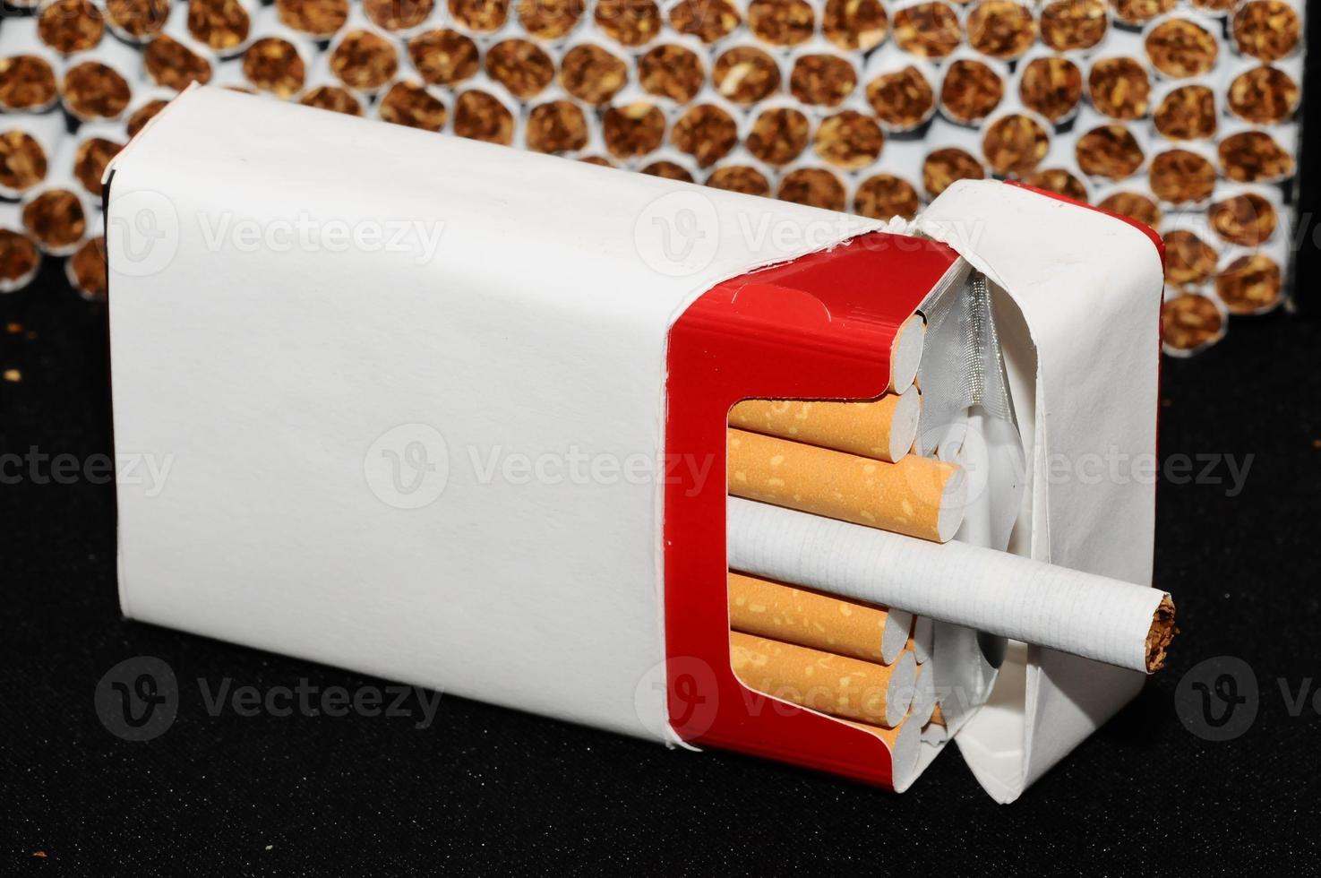 concept de l'industrie du tabac avec des cigarettes empilées photo
